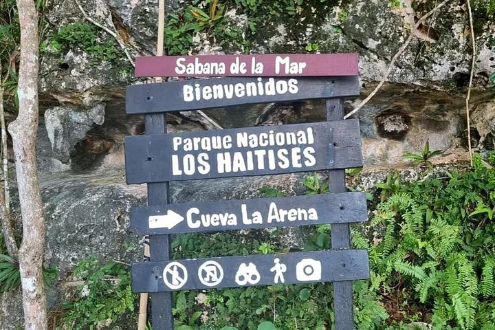 Ein hölzerner Wegweiser, der nach Sabana de la Mar und zum Nationalpark Los Haitises zeigt.